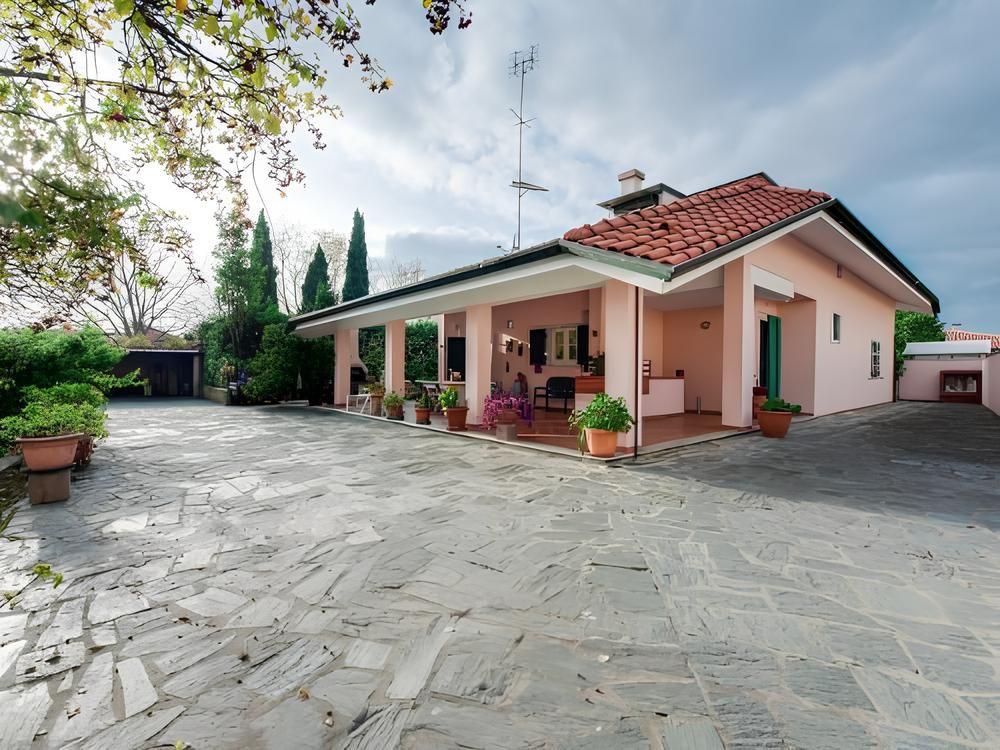 Villa il Sole di Carrara | Houses and Villas - Marina di Massa / Ronchi / Marina di Carrara - Riviera Apuana