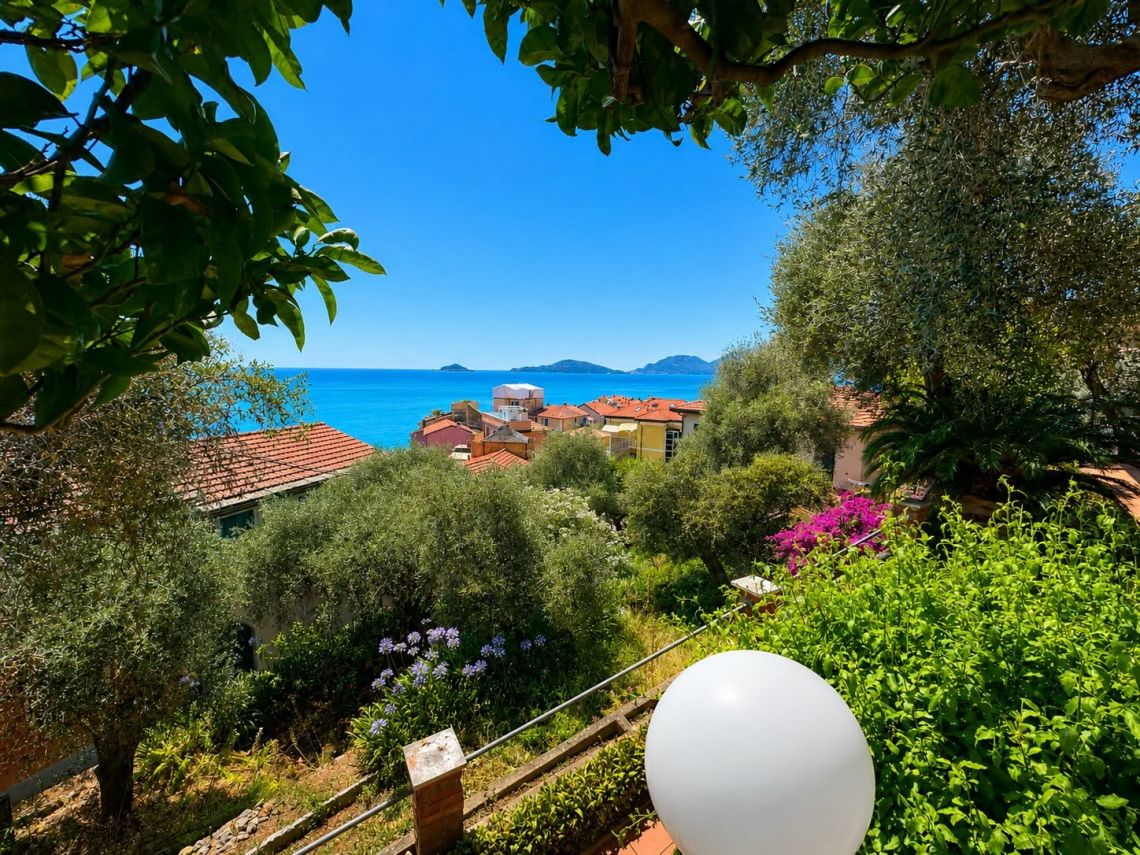Villa Il Sole su Tellaro | Lerici/San Terenzo/Tellaro - Case & Ville di Pregio - Golfo dei Poeti