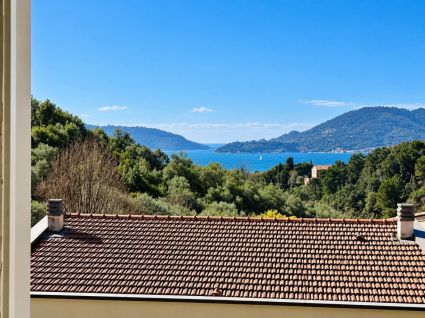 Una Gemma Turchese in Baia Blu |  -  - 